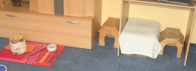 Unter dem Computertisch
